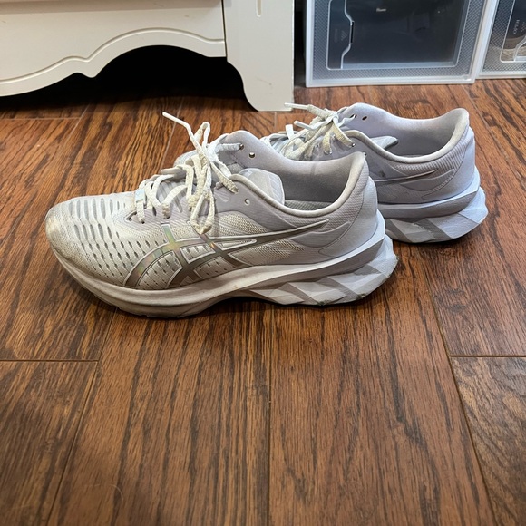 Asics Novablast Sneakers - Picture 2 of 6